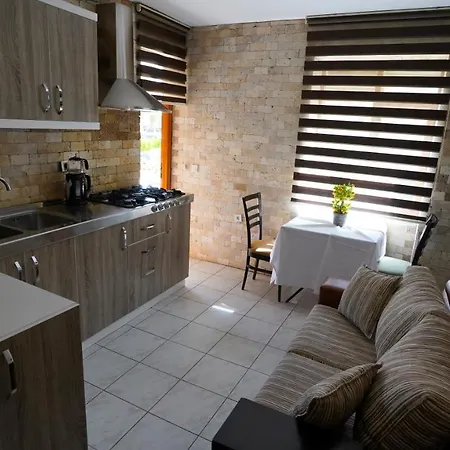 Arya Suits Apartmán *